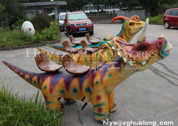 华龙艺术颜色鲜艳的恐龙跑跑车