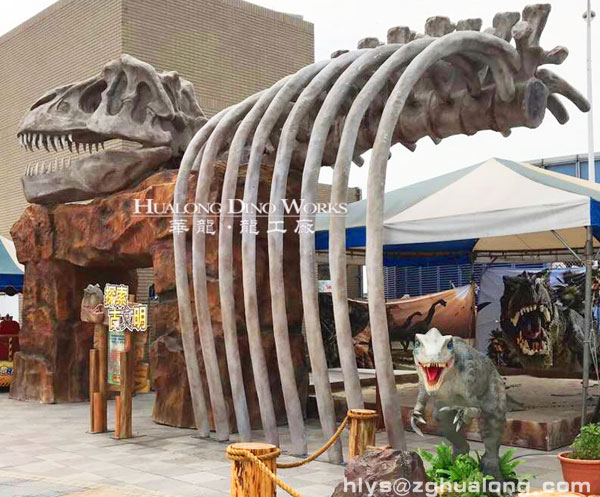 华龙艺术高品质仿真恐龙骨架大门雕塑