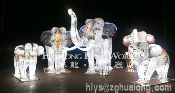 华龙艺术栩栩如生的大象一家彩灯
