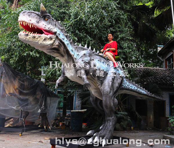 华龙艺术栩栩如生的仿真骑乘恐龙