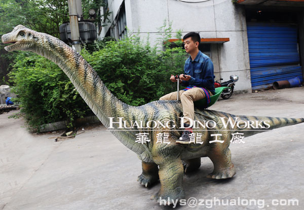 华龙艺术优质仿真行走腕龙模型