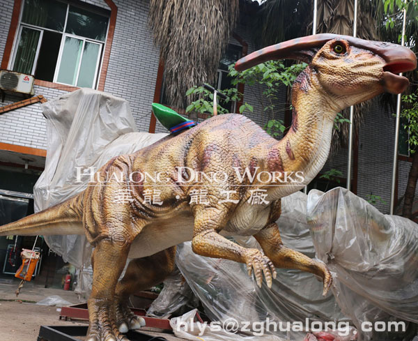 华龙艺术栩栩如生的骑乘恐龙