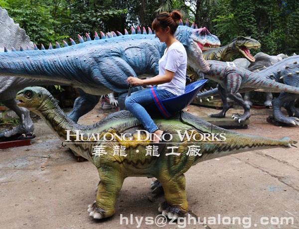 华龙艺术栩栩如如生的行走恐龙