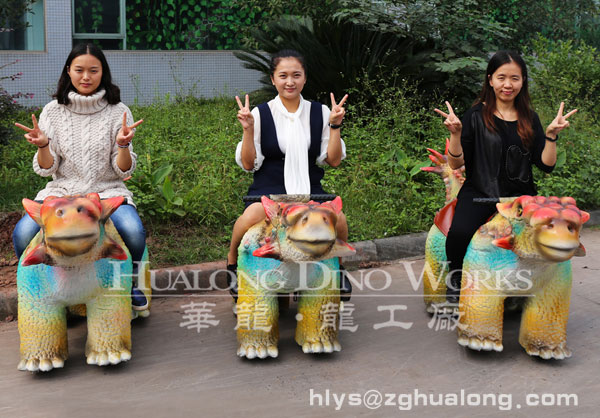 华龙艺术颜色鲜艳的恐龙跑跑车