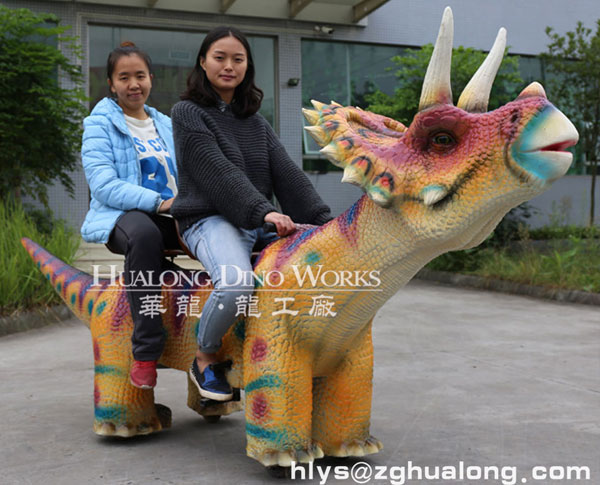 华龙艺术形象可爱的骑乘恐龙车
