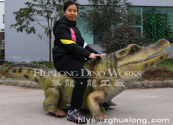 华龙艺术效果逼真的鳄鱼电瓶小车