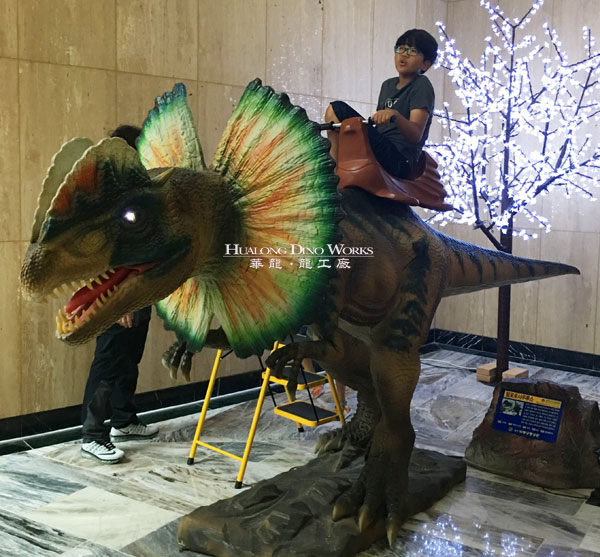 华龙艺术高品质坐人的乘骑恐龙模型