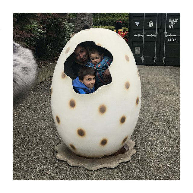 拍照仿真恐龙蛋