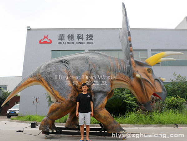 大型泰坦三角龙