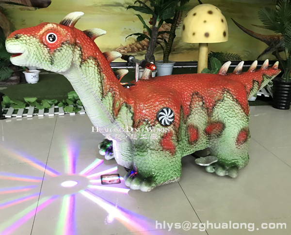 华龙艺术形象卡通可爱的骑乘跑跑车