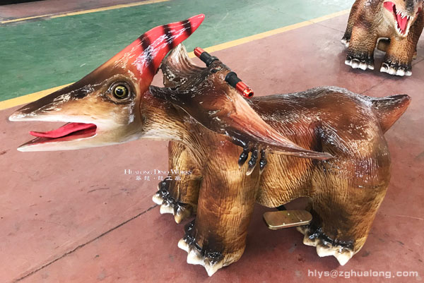 华龙艺术逼真的翼龙跑跑车
