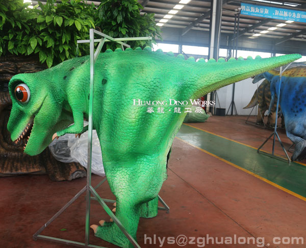 华龙艺术颜色鲜艳的恐龙服装