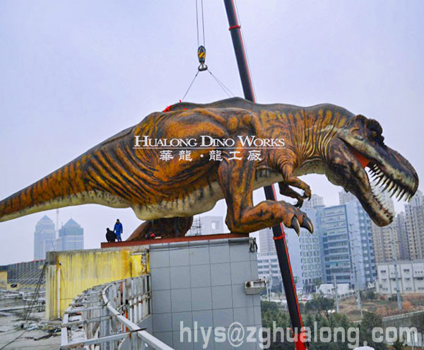华龙艺术长40M仿真霸王龙吊在楼顶上