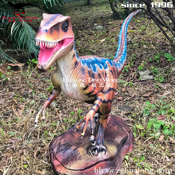 自贡华龙艺术 商场美陈小型玻璃钢仿真迅猛龙装饰摆件