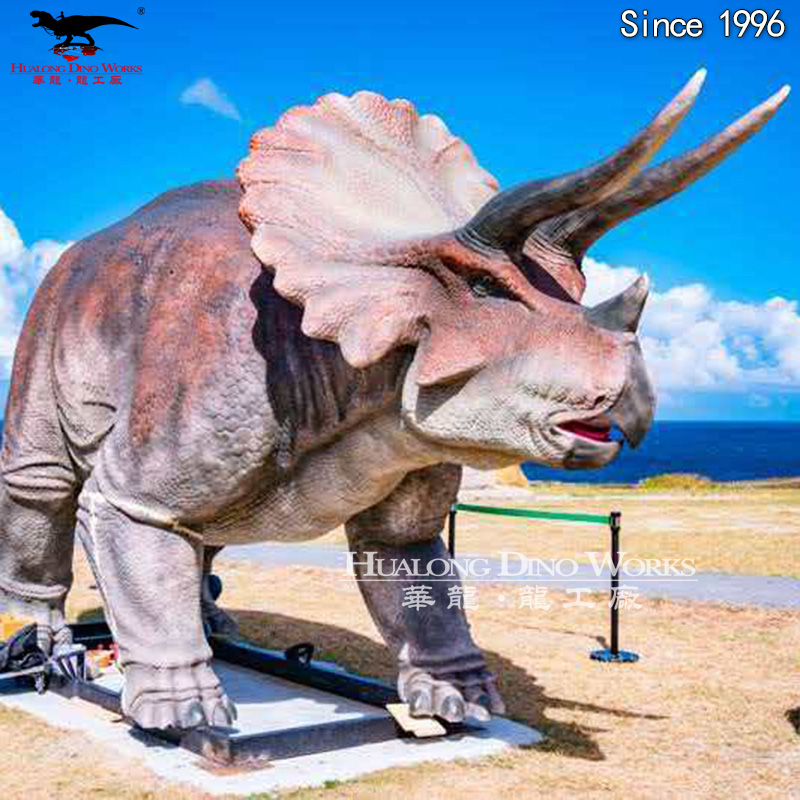 华龙艺术  大型仿真三角龙模型史前巨兽空降，轻松打造场地王牌打卡点！