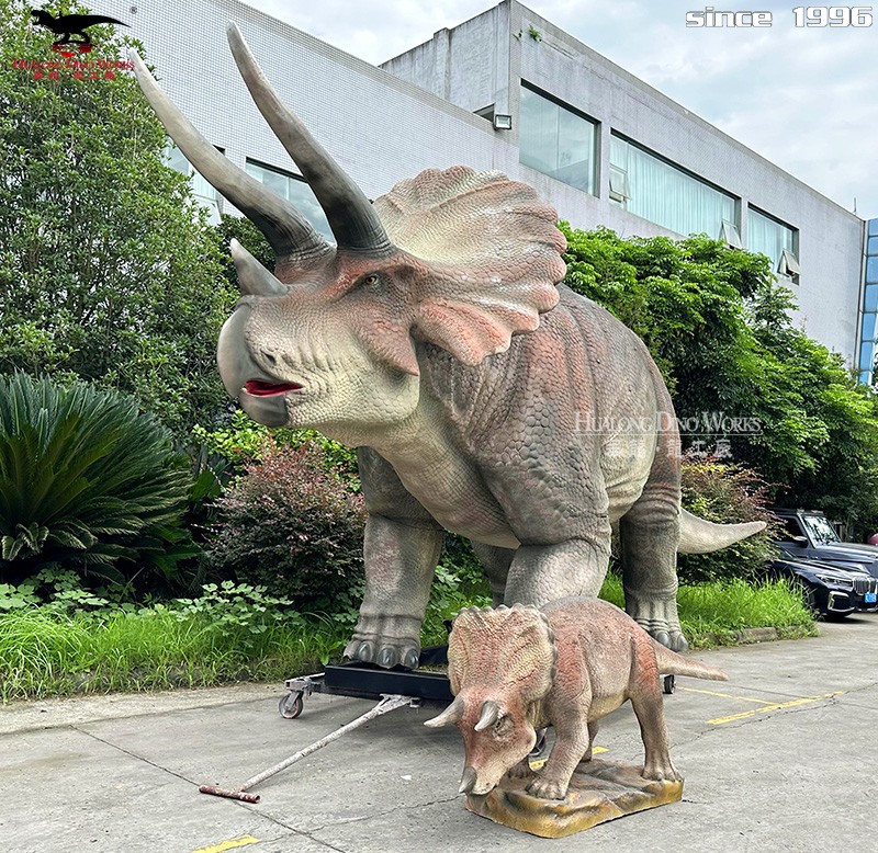 华龙科技 亲子儿童观看互动玻璃钢三角龙雕塑展示