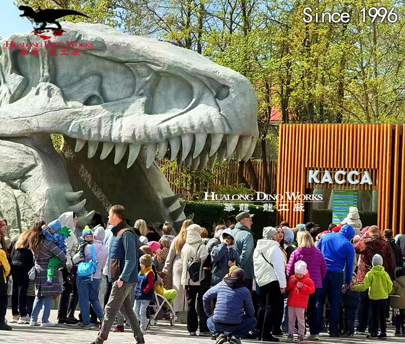 华龙艺术 恐龙乐园巨型恐龙骨架大门玻璃钢雕塑