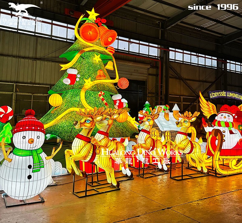 华龙艺术 巨型机械装置圣诞节彩灯展示圣诞老人制作礼物的动态场景，齿轮传动配合暖黄灯光，营造蒸汽朋克风童话。