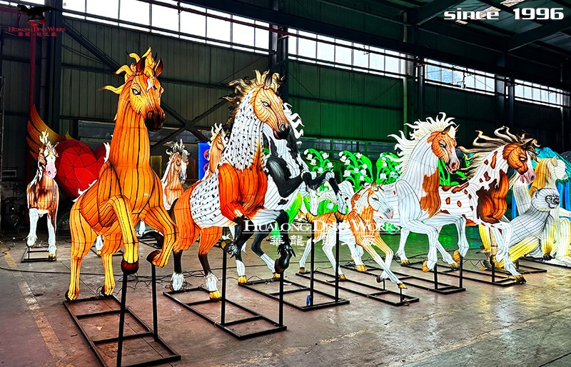 马年主题花灯 结合动态机械与炫彩灯光