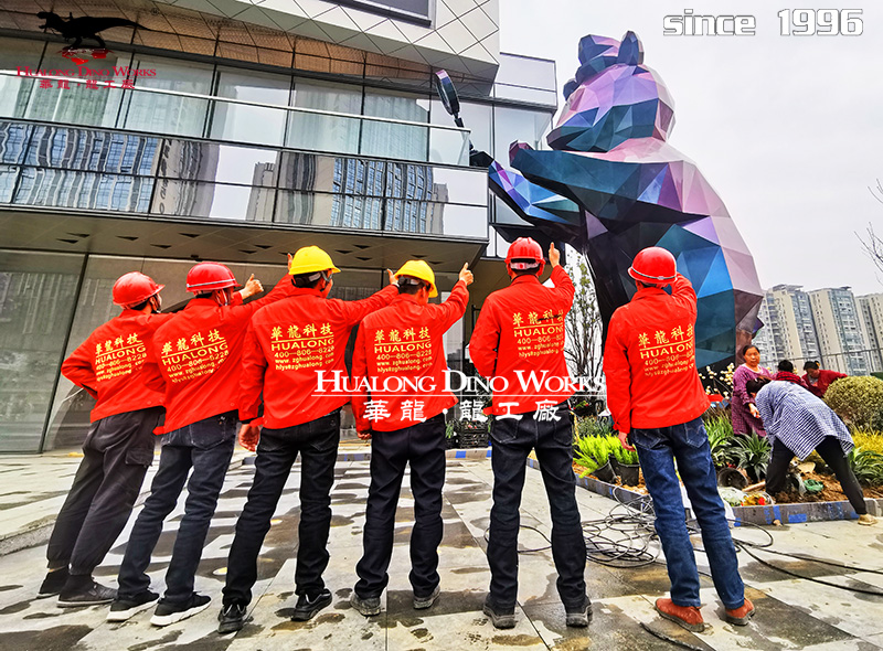 华龙科技 户外大型玻璃钢卡通熊雕塑